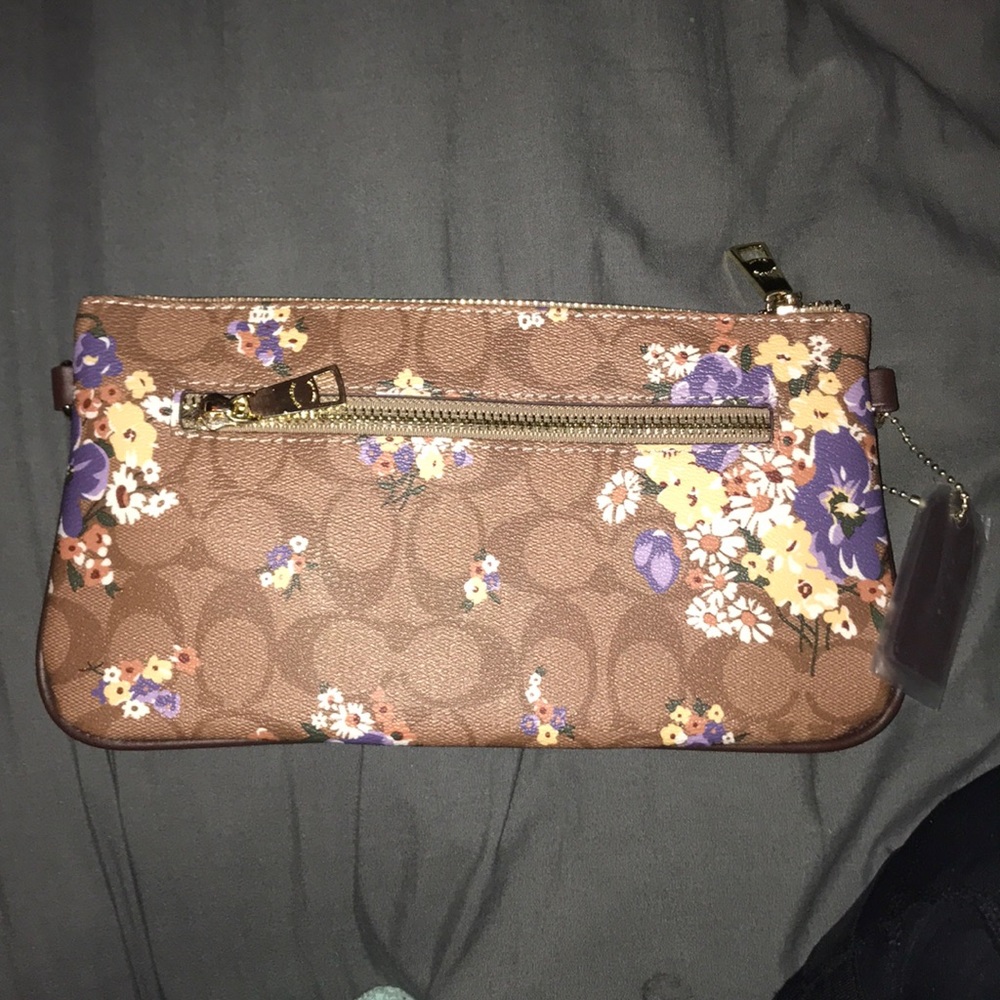 Coach Purse, turns: Clutch, Wristlet, crossbody - Picture 3 of 7